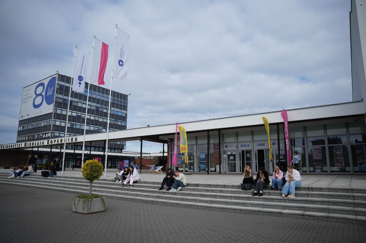 Toruń: Salon Maturzystów w auli UMK. Młodzi ludzie zapoznają się z ofertami uczelni wyższych