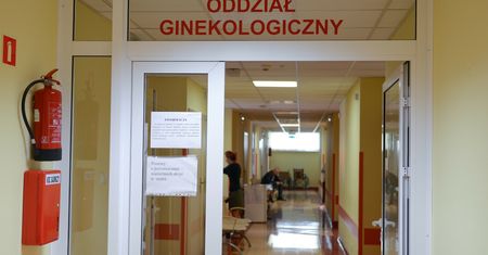 "Przez sadło nie działa KTG". Poniżanie kobiet na porodówkach trwa w najlepsze