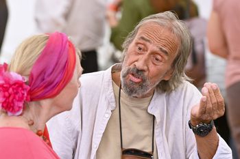 On miał 25 lat, ona 47. "Nie miała dzieci, więc przybrała mnie za syna"