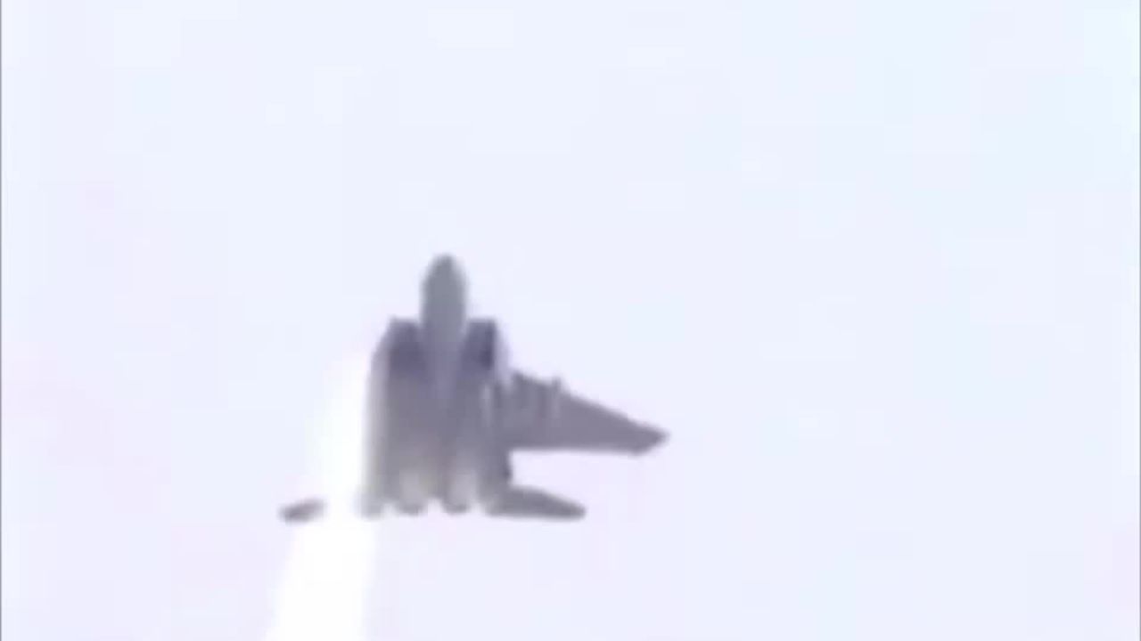 F-15 ląduje bez skrzydła