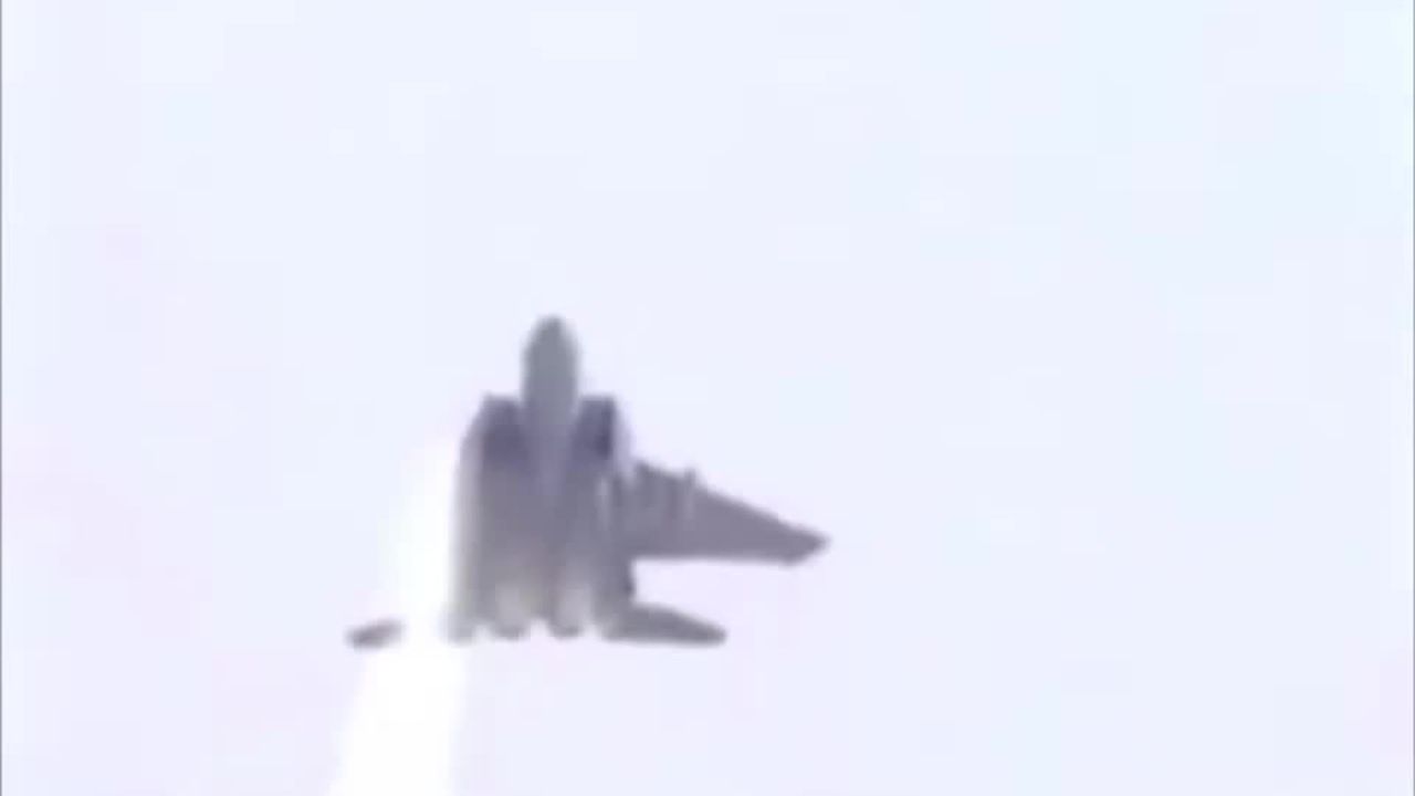 F-15 zderzył się w powietrzu z innym samolotem. Pilot wylądował tylko z jednym skrzydłem 3