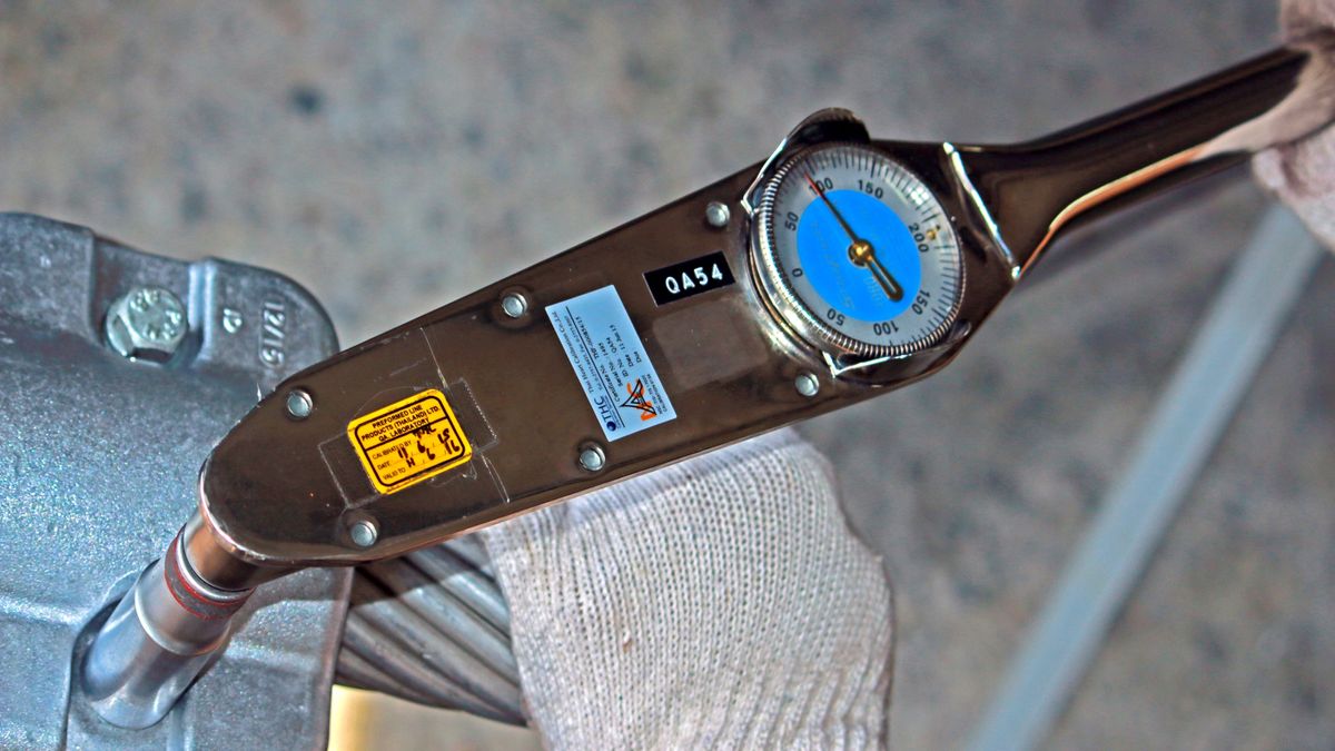 Klucze dynamometryczne mogą mieć różną postać i sposób wskazania siły przyłożonej do śruby.