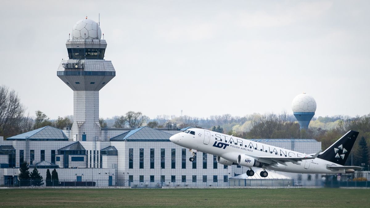 Wieża kontroli ruchu lotniczego na lotnisku Warszawa Okęcie