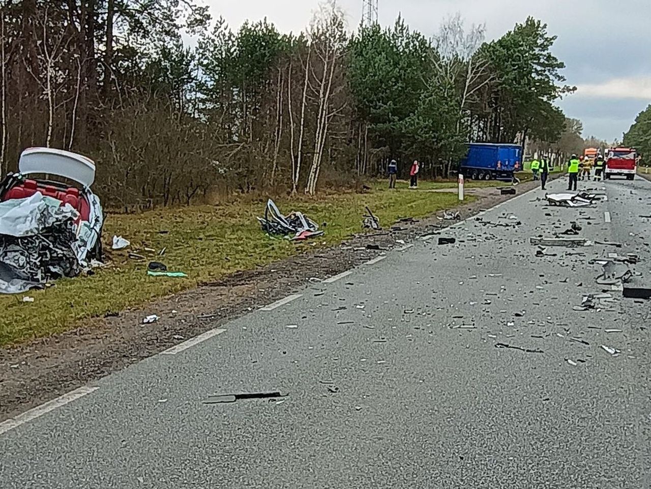 Powiat ostrowski: Czołowe zderzenie ciężarówki z osobówką. Kierowca zabrany do szpitala śmigłowcem LPR