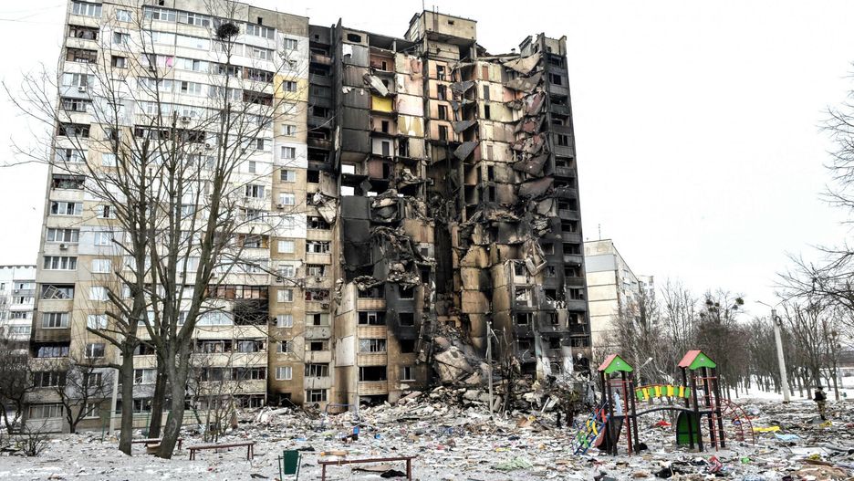 Wojna w Ukrainie - bitwa o Chark�wTOPSHOT - This picture shows an apartment building damaged after shelling the day before in Ukraine's second-biggest city of Kharkiv on March 8, 2022. - The number of people fleeing the war flooding across Ukraine's borders to escape towns devastated by shelling and air strikes passed two million, in Europe's fastest-growing refugee crisis since World War II, according to the United Nations. (Photo by Sergey BOBOK / AFP)SERGEY BOBOK
