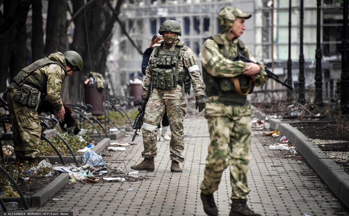 Na zdjęciu: rosyjscy okupanci na ulicach Mariupola 