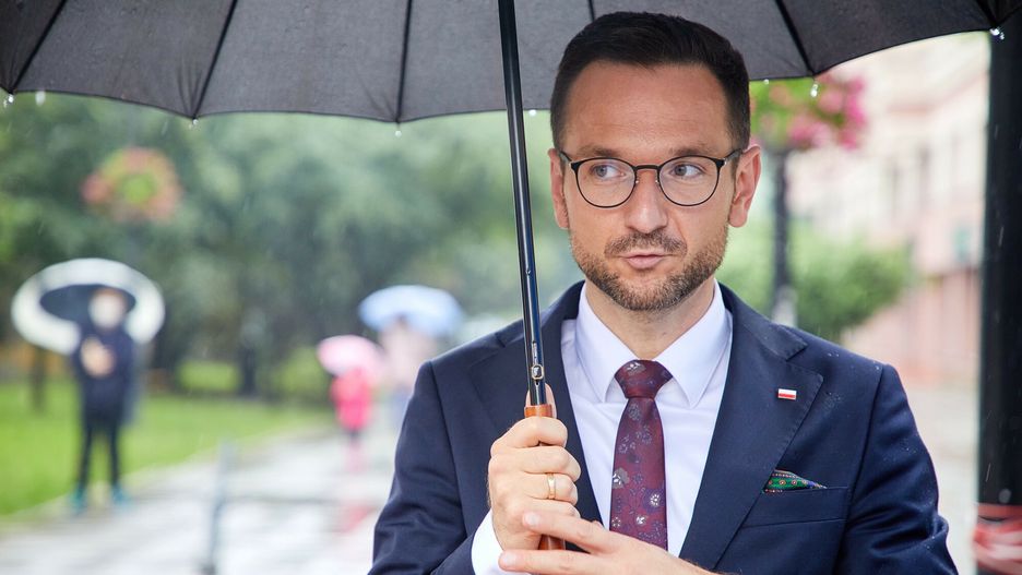 Premier Mateusz Morawiecki w ?odziFot. Julian Sojka/East News, Lodz, 24.06.2020. Premier Mateusz Morawiecki, oraz wicepremier Piotr Glinski, skladaja kwiaty pod tablica upamietniaja zamordowanego polityka Marka Rosiaka.
N/z Sekretarz Stanu Waldemar Buda.Julian Sojka