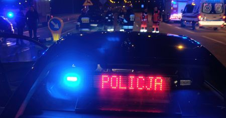 Wypadek w Warszawie. Ranny policjant