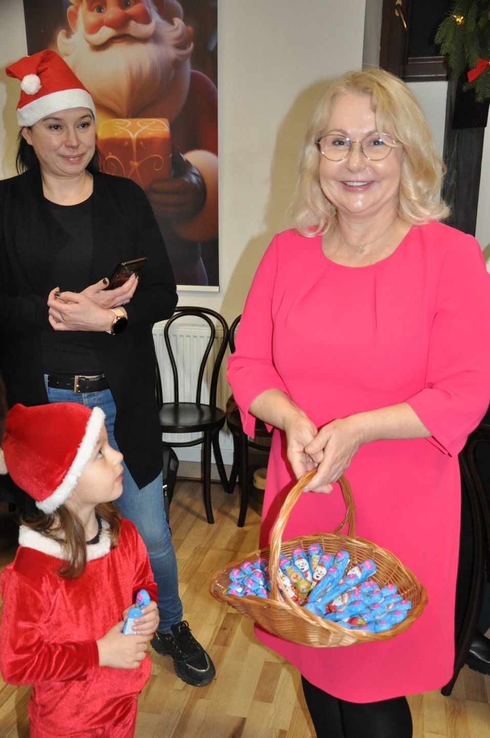 Na wydarzenie zorganizowane przez Miejsko Gminny Ośrodek Kultury i Sportu w Zawichoście zaprosiła Katarzyna Kondziołka burmistrz Zawichostu, która przyniosła kosz cukierków. 