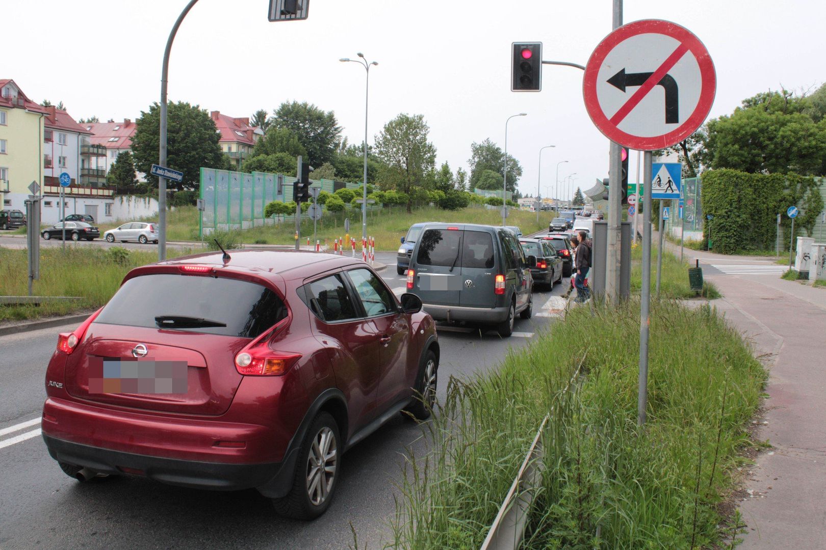 Znak zakazu skrętu w lewo na ulicy Stawisińskiego