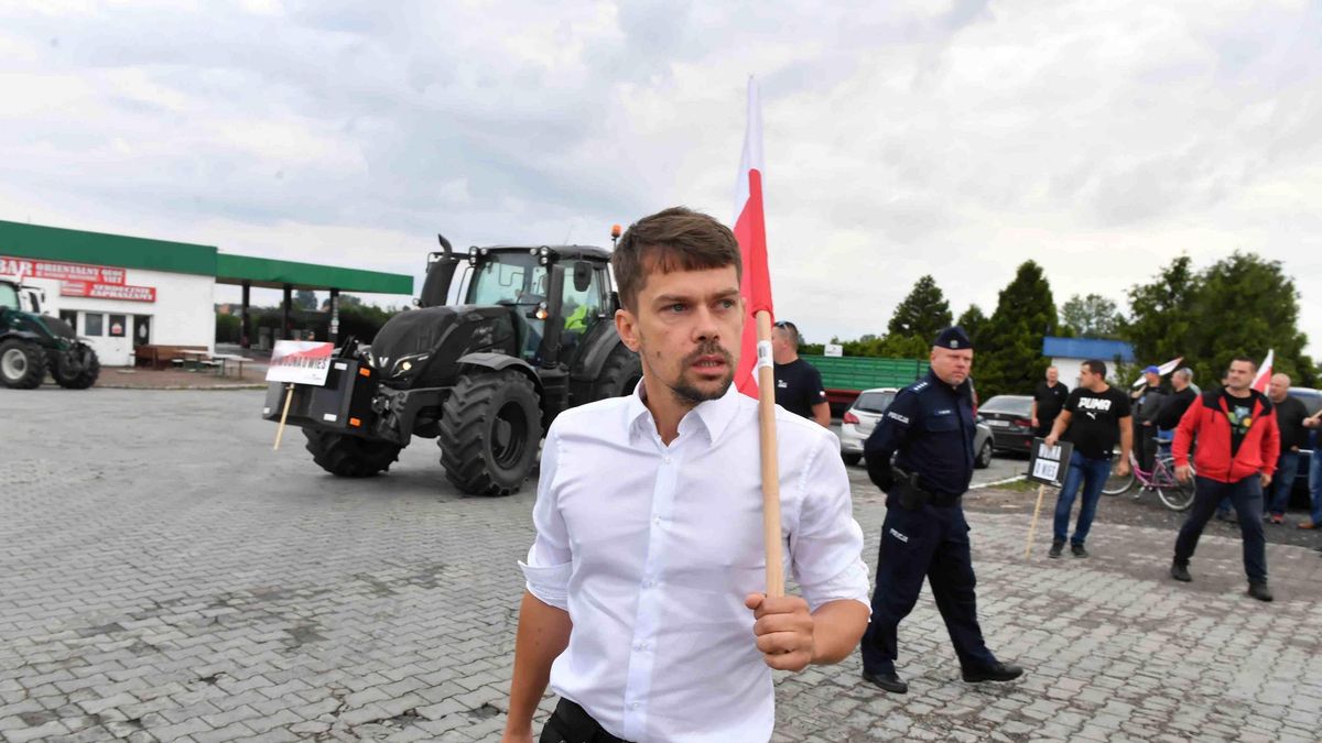 Micha� Ko�odziejczakR�koraj, 04.08.2021. Lider AGROunii Micha� Ko�odziejczak  podczas protestu w R�koraju (pow. piotrkowski), 4 bm. AGROunia zapowiada 2-dniow� blokad� drogi w R�koraju. (gm/doro) PAP/Grzegorz Micha�owskiGrzegorz Micha�owskiAgro, AgroUnia, Micha� Ko�odziejczak, protest, rolnictwo, rolnicy, rolnik�w, Unia