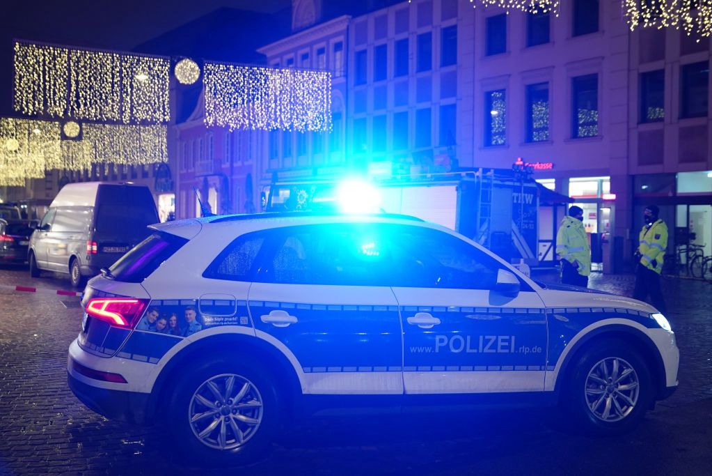 Explosion in front of police station in Berlin. Officers injured
