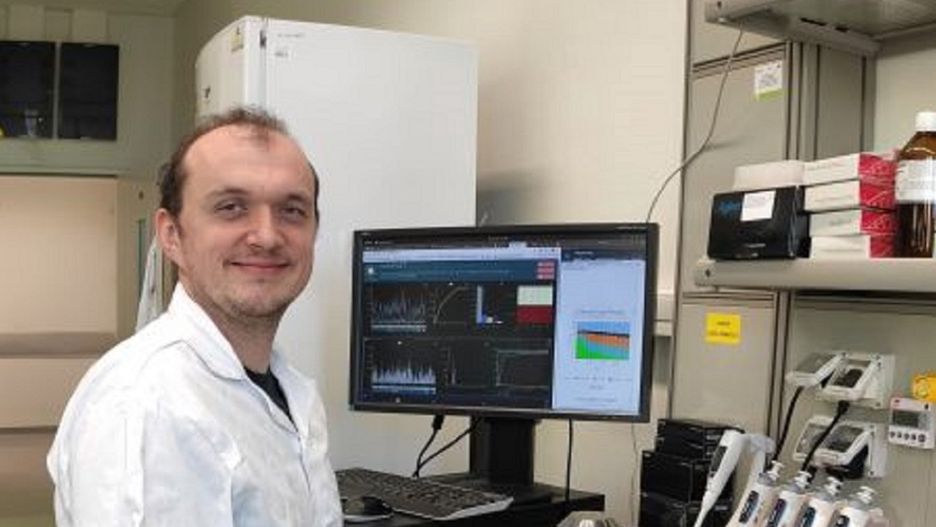 Dr Łukasz Rąbalski z Uniwersytetu Gdańskiego jako pierwszy w Polsce uzyskał pełną sekwencję genetyczną koronawirusa SARS-CoV-2
