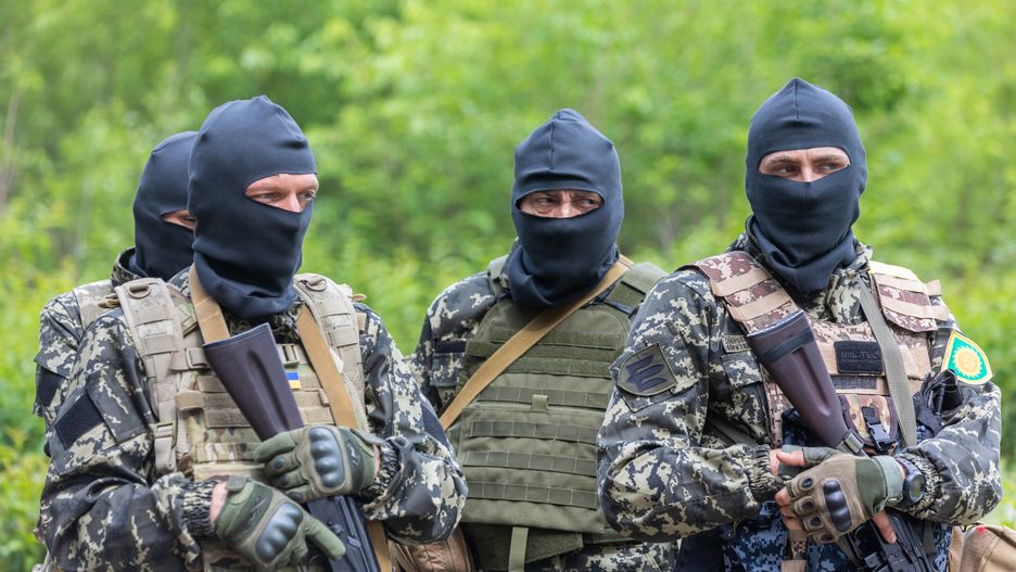 BUCHA, UKRAINE - 2022/06/17: Territorial defense fighters with automatic rifles are in a combat position during combat training. Members of the Bucha territorial defence unit, a support force to the regular Ukrainian army, take part in an exercise for the regular combat tactics classes, not far from the Ukrainian town of Bucha, Kyiv region, Ukraine. (Photo by Mykhaylo Palinchak/SOPA Images/LightRocket via Getty Images)