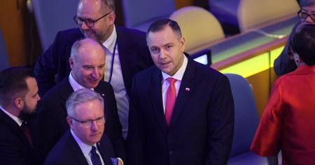 Znajomy gest Nawrockiego w ONZ.  Już wiadomo, kto wręczył mu pudełko