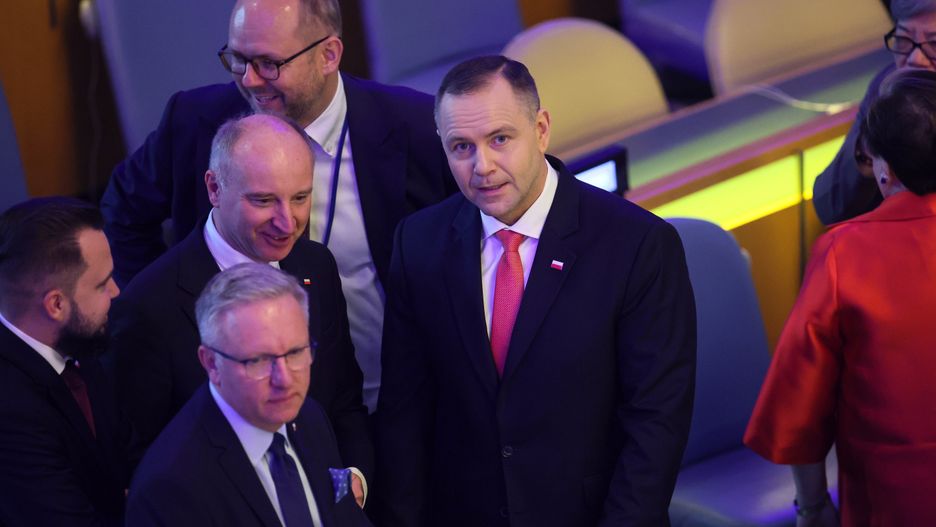 Znajomy gest Nawrockiego w ONZ.  Już wiadomo, kto wręczył mu pudełko