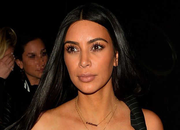 Kim Kardashian pozuje NAGO na drzewie (FOTO)