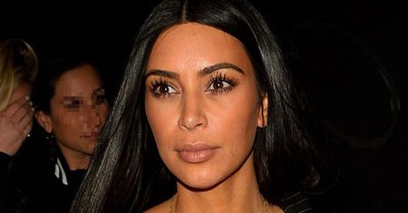 Kim Kardashian pozuje NAGO na drzewie (FOTO)
