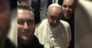 Selfie z papieżem. Studenci zaskoczyli Franciszka w trakcie pielgrzymki do Grecji