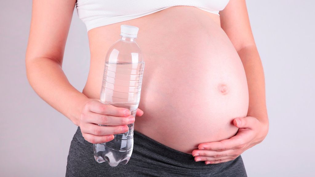 Płyn owodniowy otacza rozwijający się płód, chroniąc go m.in. przed urazami