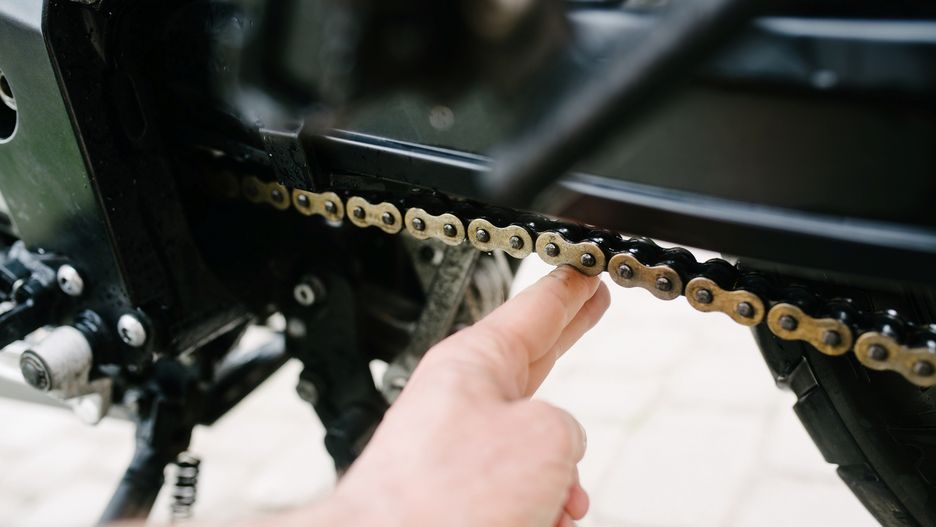 Należy regularnie sprawdzać i smarować łańcuch.
