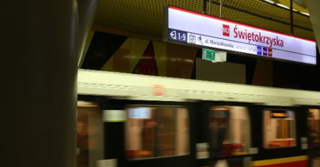 Warszawa. Przy metrze leżało ciało kobiety. Wypadła z 7. piętra