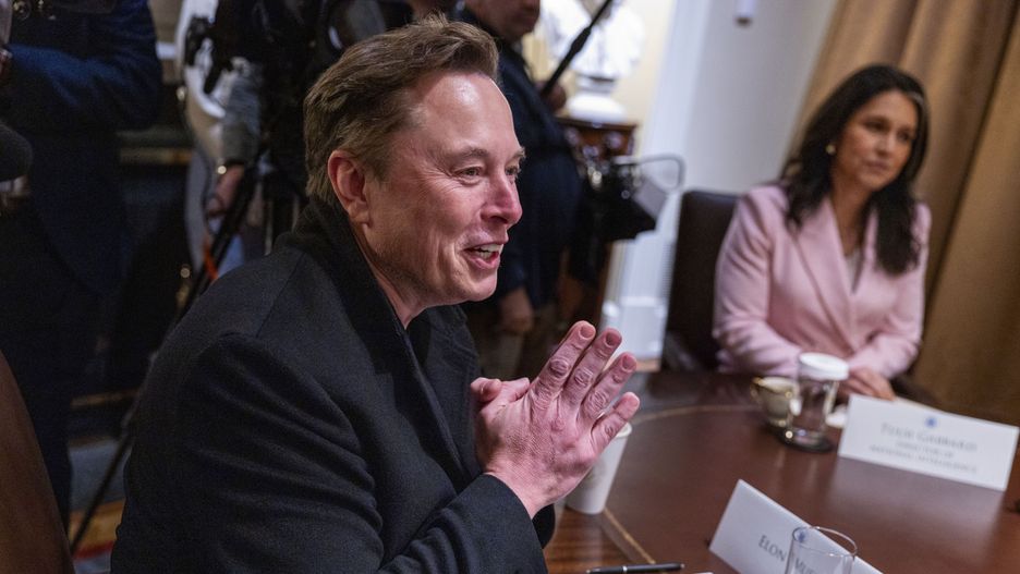 Elon Musk (L), CEO of Tesla and senior advisor to US President Donald Trump, delivers remarks during a Cabinet meeting in the Cabinet Room of the White House in Washington, DC, USA, 10 April 2025. EPA/SHAWN THEW / POOL Dostawca: PAP/EPA.