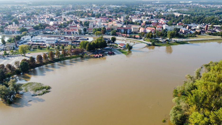 Nowa Sól, 19.09.2024. Dynamiczna sytuacja powodziowa. Na zdjęciu z drona rzeka Odra w miejscowości Nowa Sól, 19 bm. Nowa Sól szykuje się na przejście fali kulminacyjnej. (mr) PAP/Lech Muszyński
