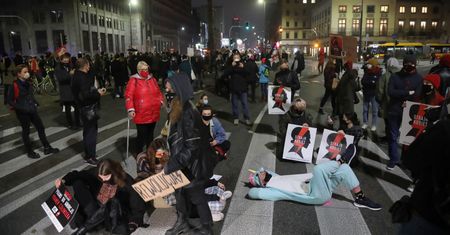 Strajk Kobiet. Rozpoczęła się blokada Warszawy. Stołeczne ulice sparaliżowane