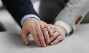 Mężczyźni wzięli ślub w Niemczech. Polski fiskus zdecydował ws. spadku