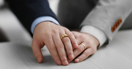 Mężczyźni wzięli ślub w Niemczech. Polski fiskus zdecydował ws. spadku