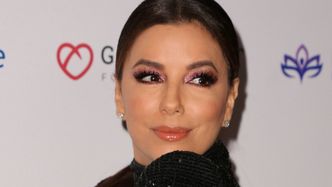 46-letnia Eva Longoria relaksuje się nad basenem w kosiumie kąpielowym (FOTO)