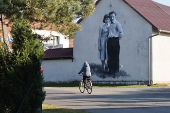 Murale rozsławiły wieś. Turyści przyjeżdżają, żeby zrobić zdjęcie