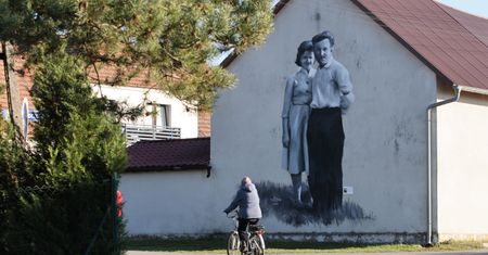 Murale rozsławiły wieś. Turyści przyjeżdżają, żeby zrobić zdjęcie