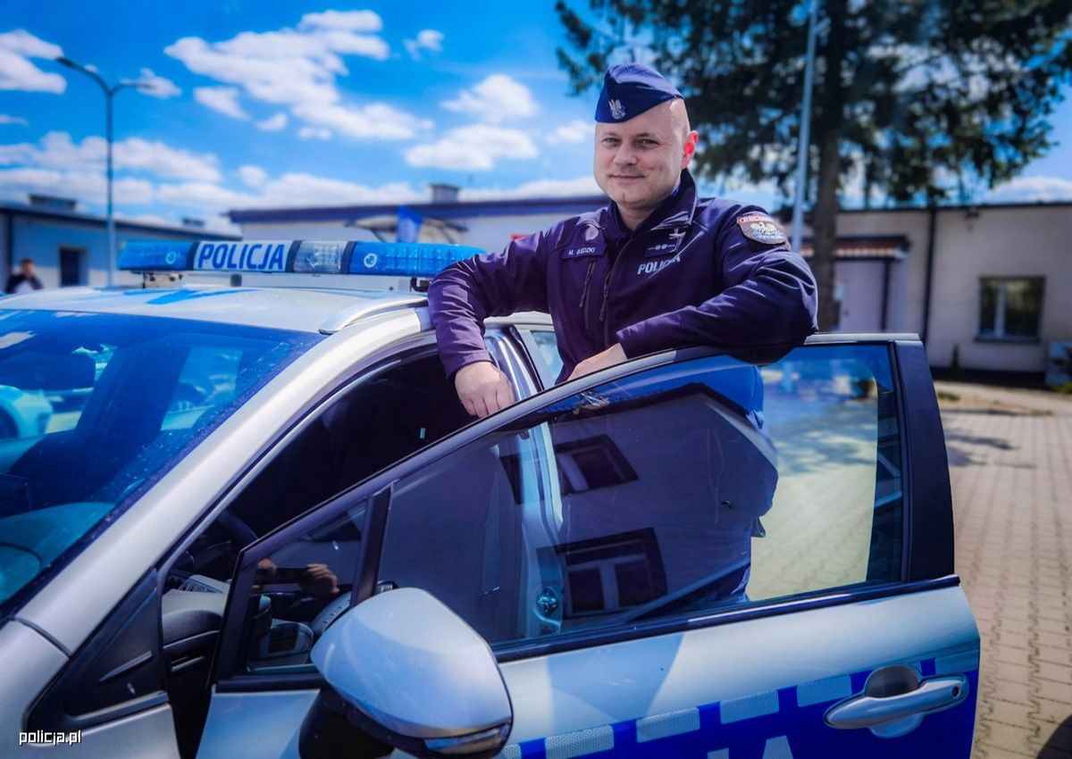 Policjant po służbie zobaczył płonący dom. Nie wahał się ani przez moment