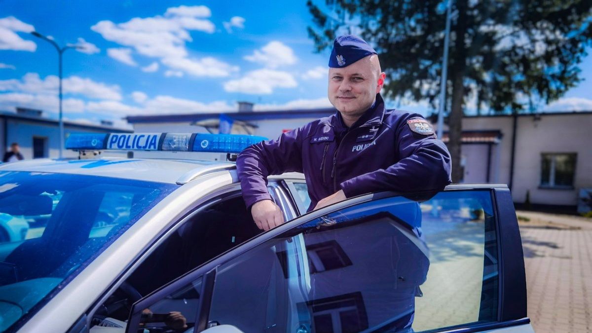 Funkcjonariusz policji dostrzegł płonący dom. Nie zawahał się ani chwili i ruszył na ratunek mieszkańcom