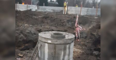 Wypadek na budowie. Nurt wody wciągnął pracownika do rury kanalizacyjnej
