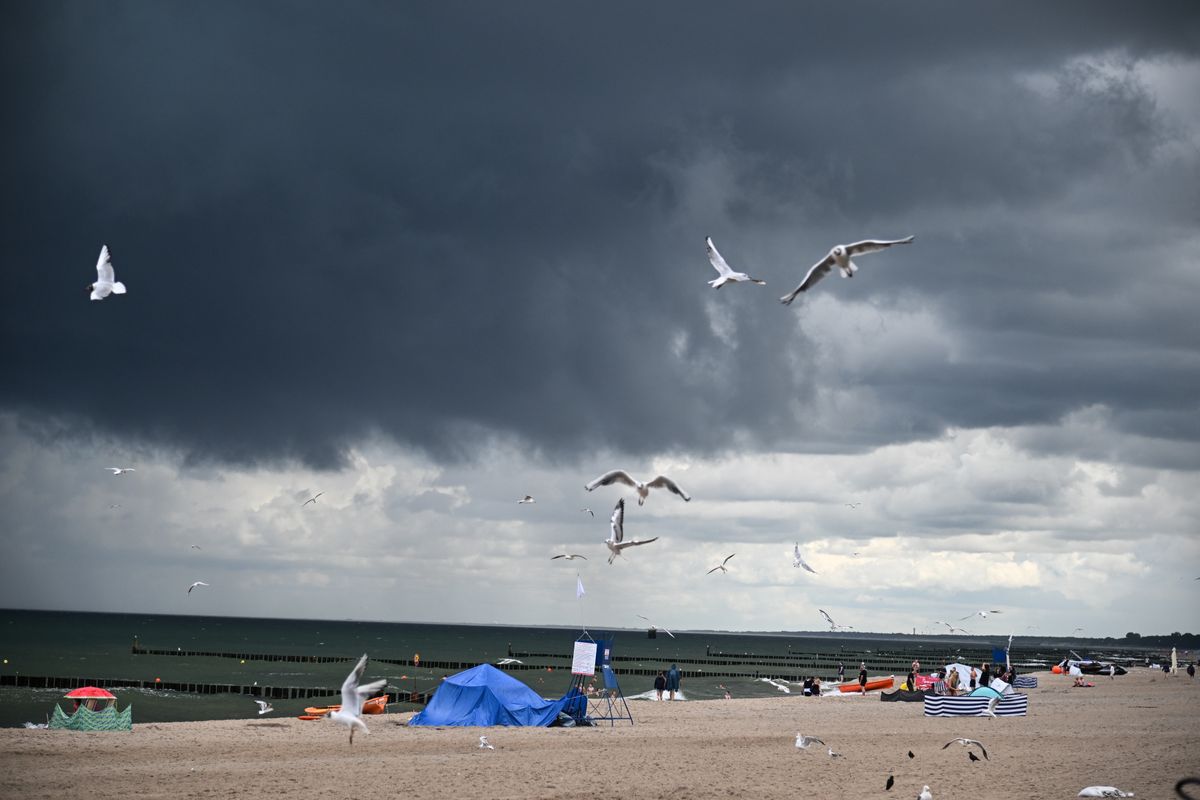 Nad Bałtykiem trwa sztorm. Nie da się jeszcze ocenić poziomu szkód