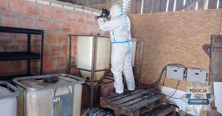 Nalot na narkotykowe laboratorium. Policja rozbiła linię produkcyjną klofedronu