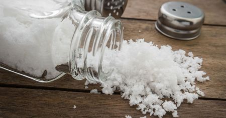Te objawy świadczą o nadmiarze soli w diecie. Nie przegap