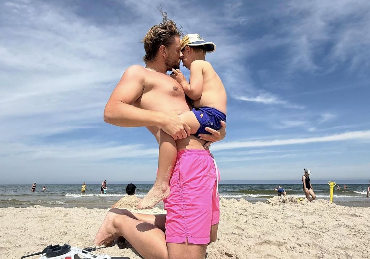 Polski gwiazdor na plaży z synem. Tak bawi się na wakacjach
