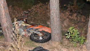 Łuków: Ranny motocyklista leżał w lesie. Telefon rozładował się, zanim podał miejsce wypadku