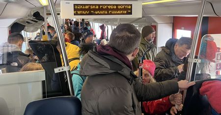 Zdjęcia z pociągu do Jakuszyc. "Peron był szczelnie wypełniony"