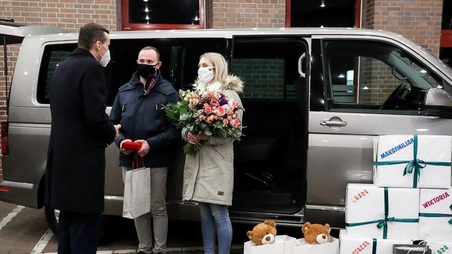Mateusz Morawiecki odwiedził rodziców pięcioraczków