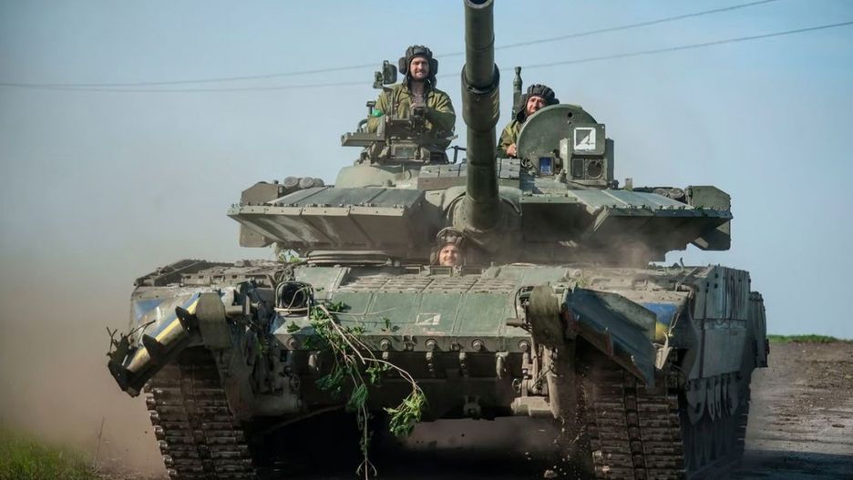 Ukraińscy wojskowi w rosyjskim czołgu T-80BV.