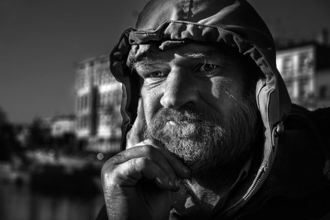 "Mamy wspólną pasję. To fotograf analogowy, pracował w bydgoskim Fotonie. Po redukcji szukał szczęścia w Anglii, nie udało się. Opowiadał, ze jest półbezdomnym (cokolwiek to znaczy). - Ma pan piękną twarz - powiedziałem mu kiedyś. On na to: - Niech pan to powie tym wszystkim laskom, których nigdy w życiu nie miałem."