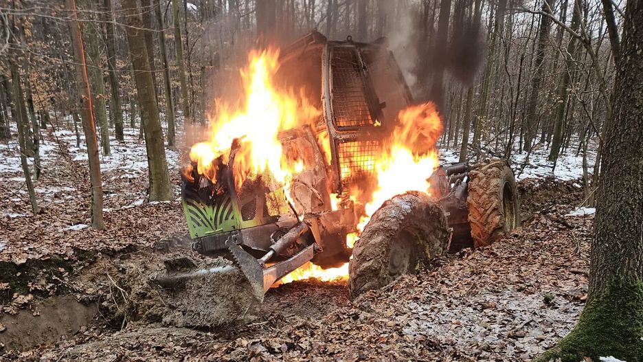 Maszyna leśna objęta pożarem
