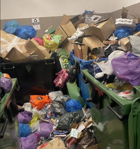 Śmieci zalegają w blokach.