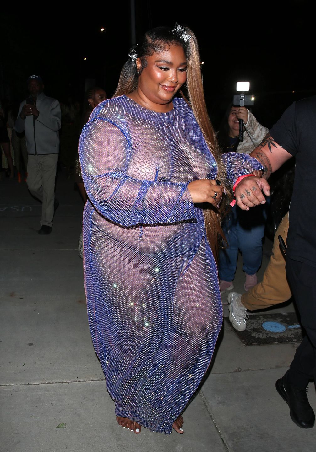 Lizzo szokuje w wyzywającej kreacji na urodzinach Cardi B