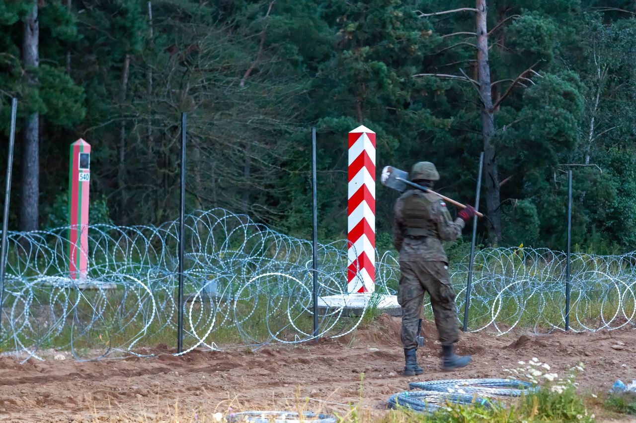 Nowe nagranie z granicy. Uchodźcy mieli rzucać kamieniami w funkcjonariuszy SG 